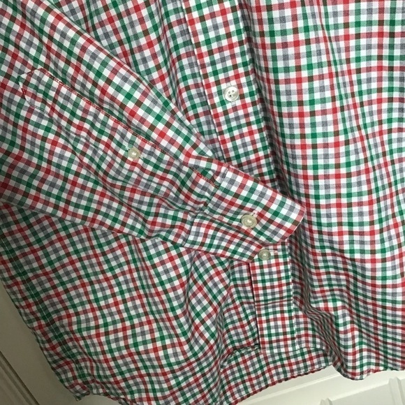 Vineyard Vines Classic Fit Tucker Shirt in Red Gray and Green Plaid. - Picture 5 of 10